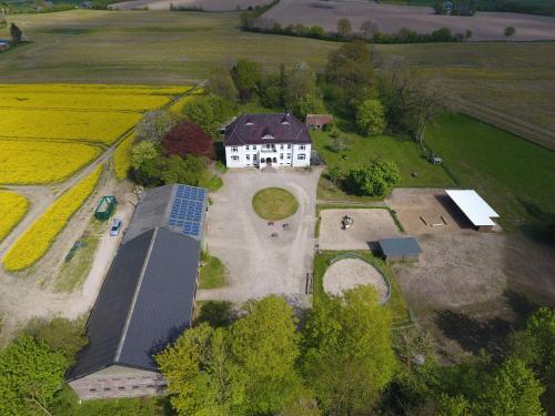 Ferienwohnung Gut Hardesby - großzügig mit Kamin & tollem Garten