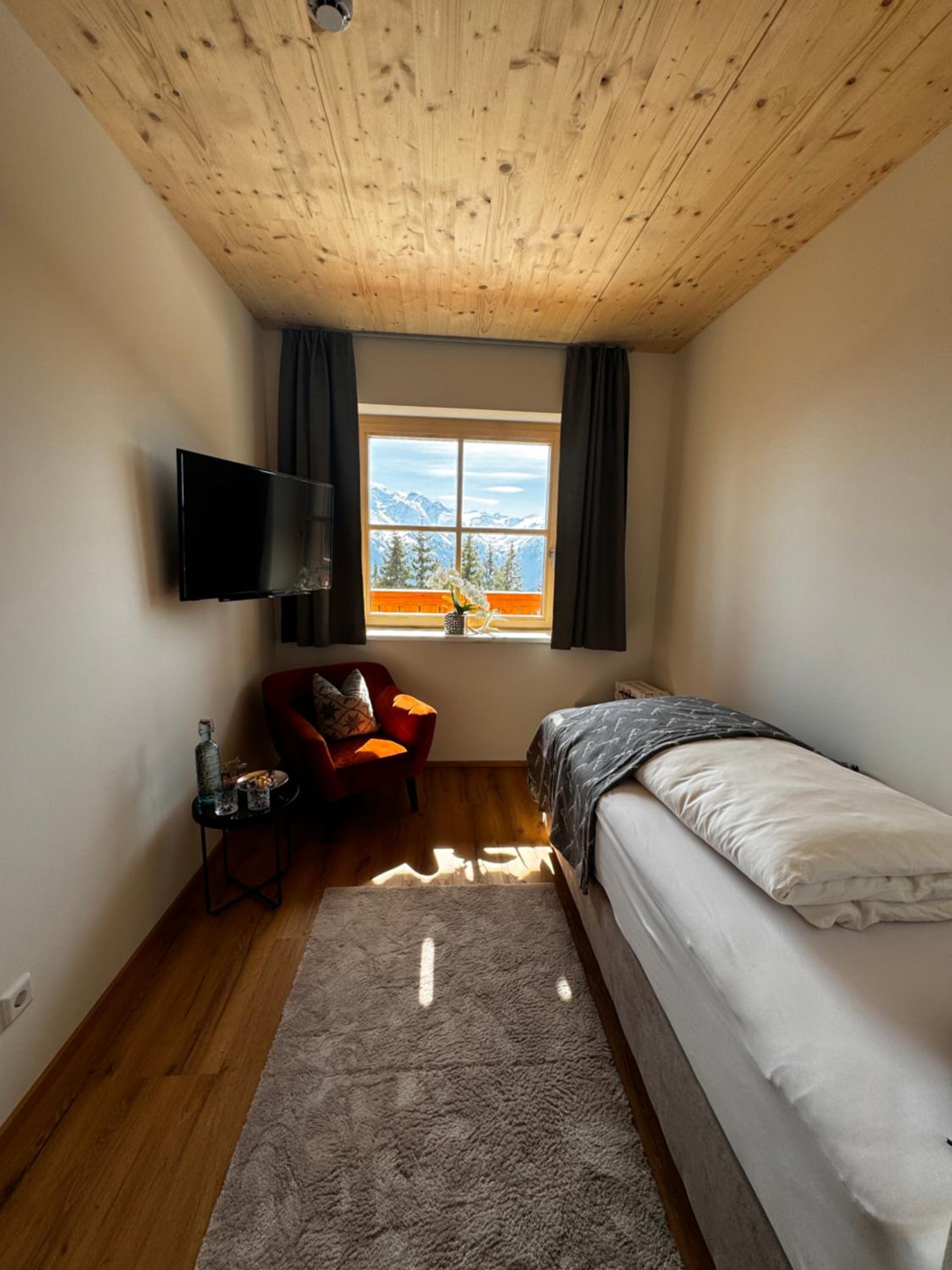 GLOCKNERALM - HIKING- and SKIHOTEL exklusively accessible by cable car