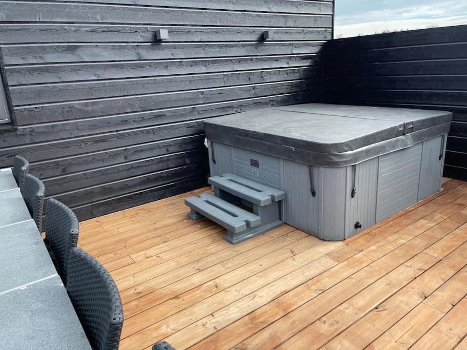 Fantastisk store terrasser med havudsigt og udespa