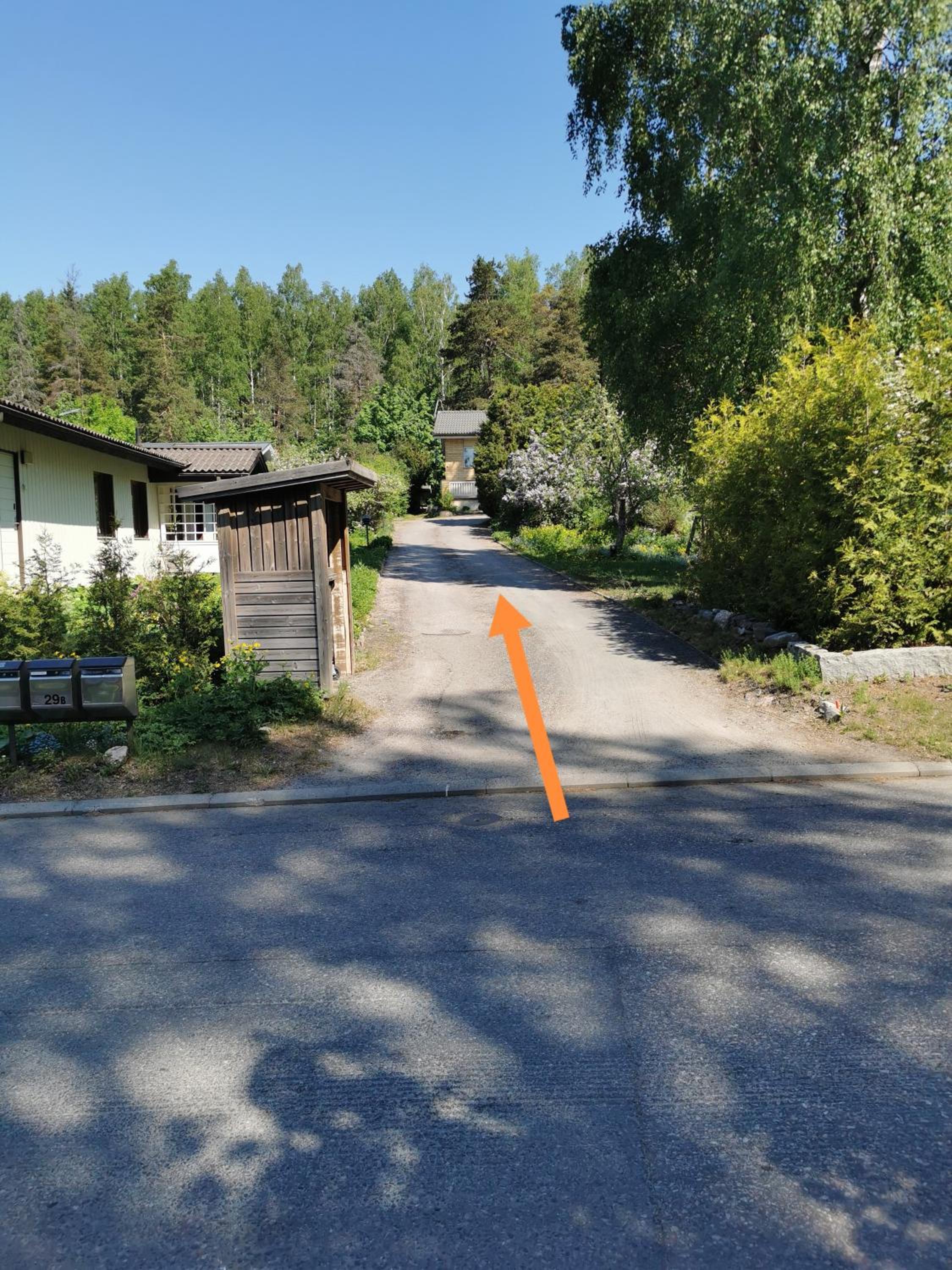 Rivitalo luontopolkujen vieressä