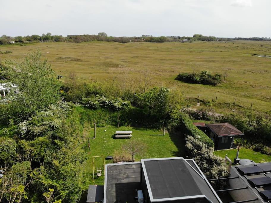 Sfeervol huis met haard, buitendouche en grote tuin