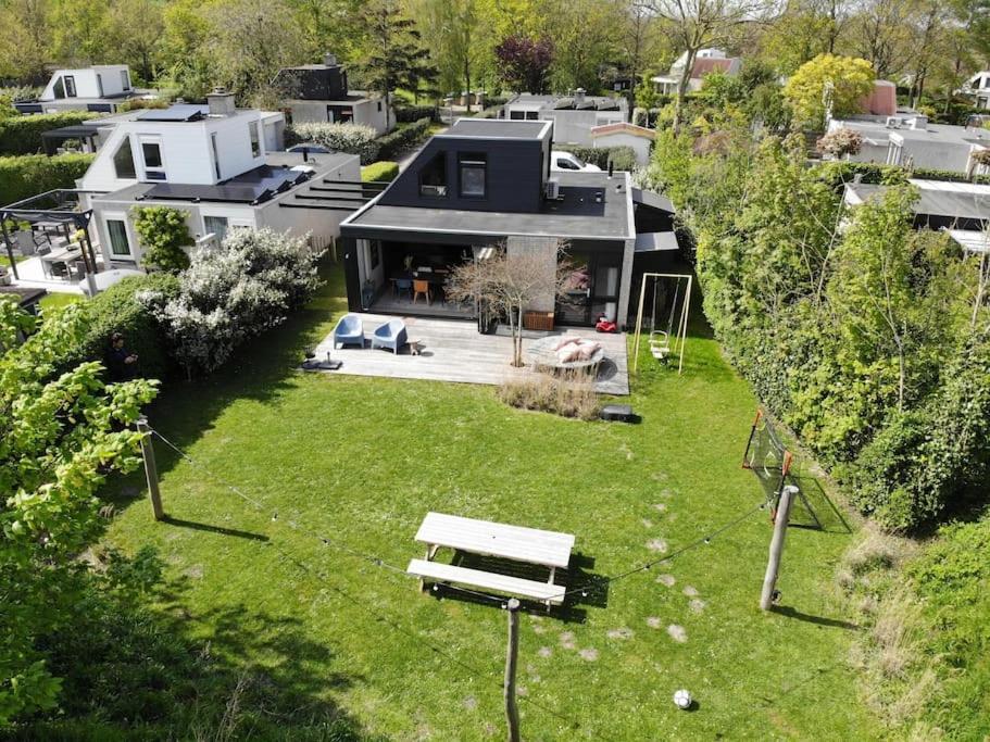 Sfeervol huis met haard, buitendouche en grote tuin