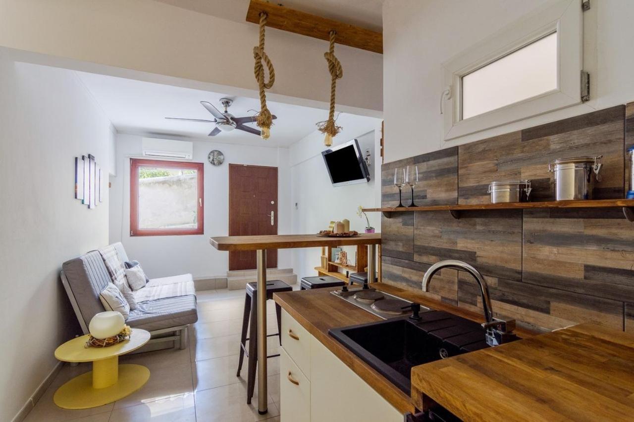 Dreamy Cove, Artistic Hideaway near Floisvos 1BD