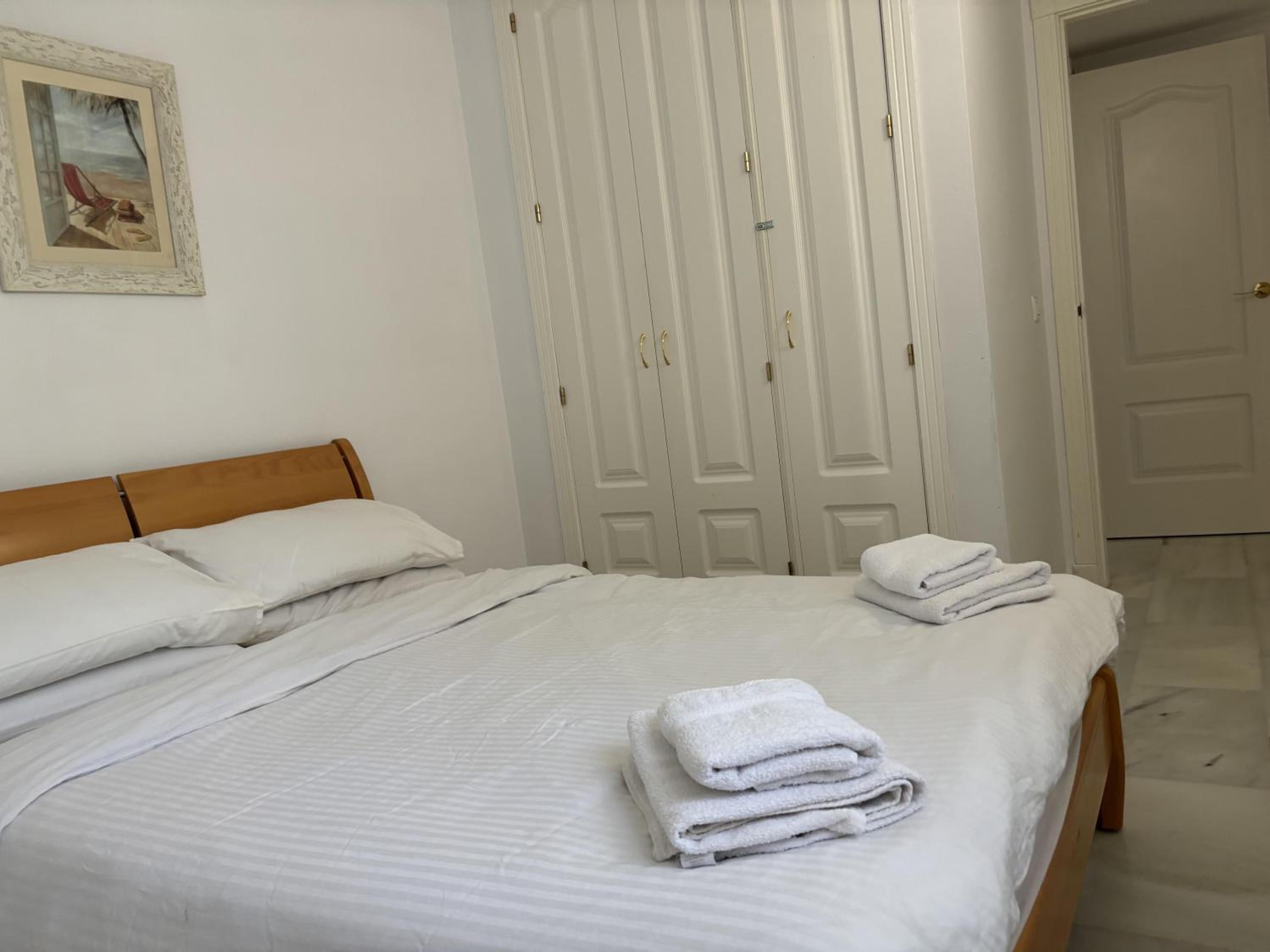 Beach Apartment - Sleeps 6 Pool & Private Terrace