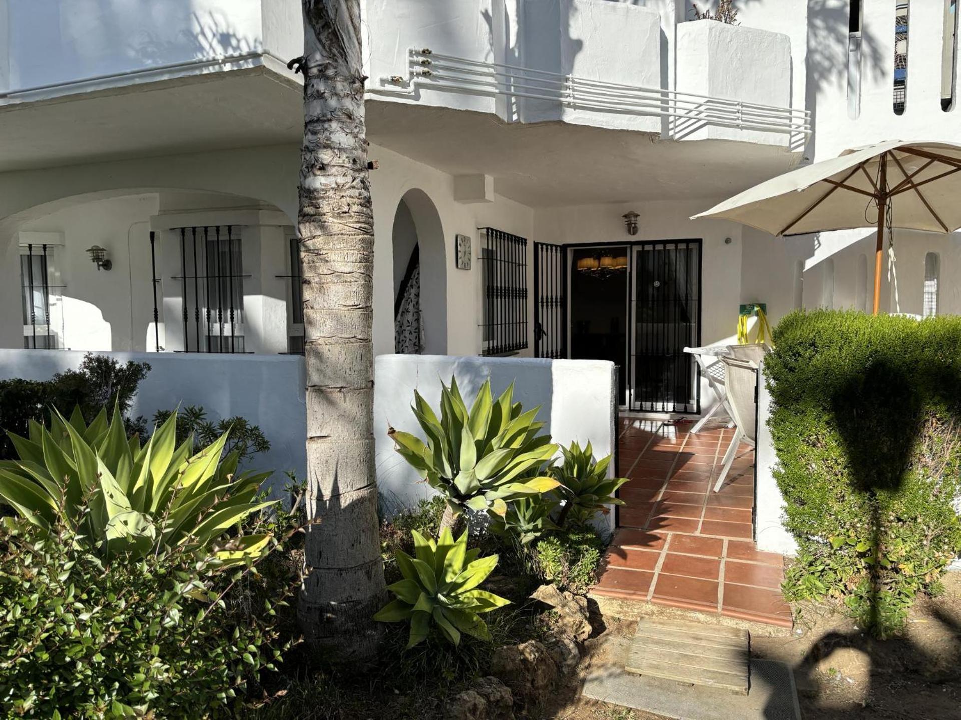 Beach Apartment - Sleeps 6 Pool & Private Terrace