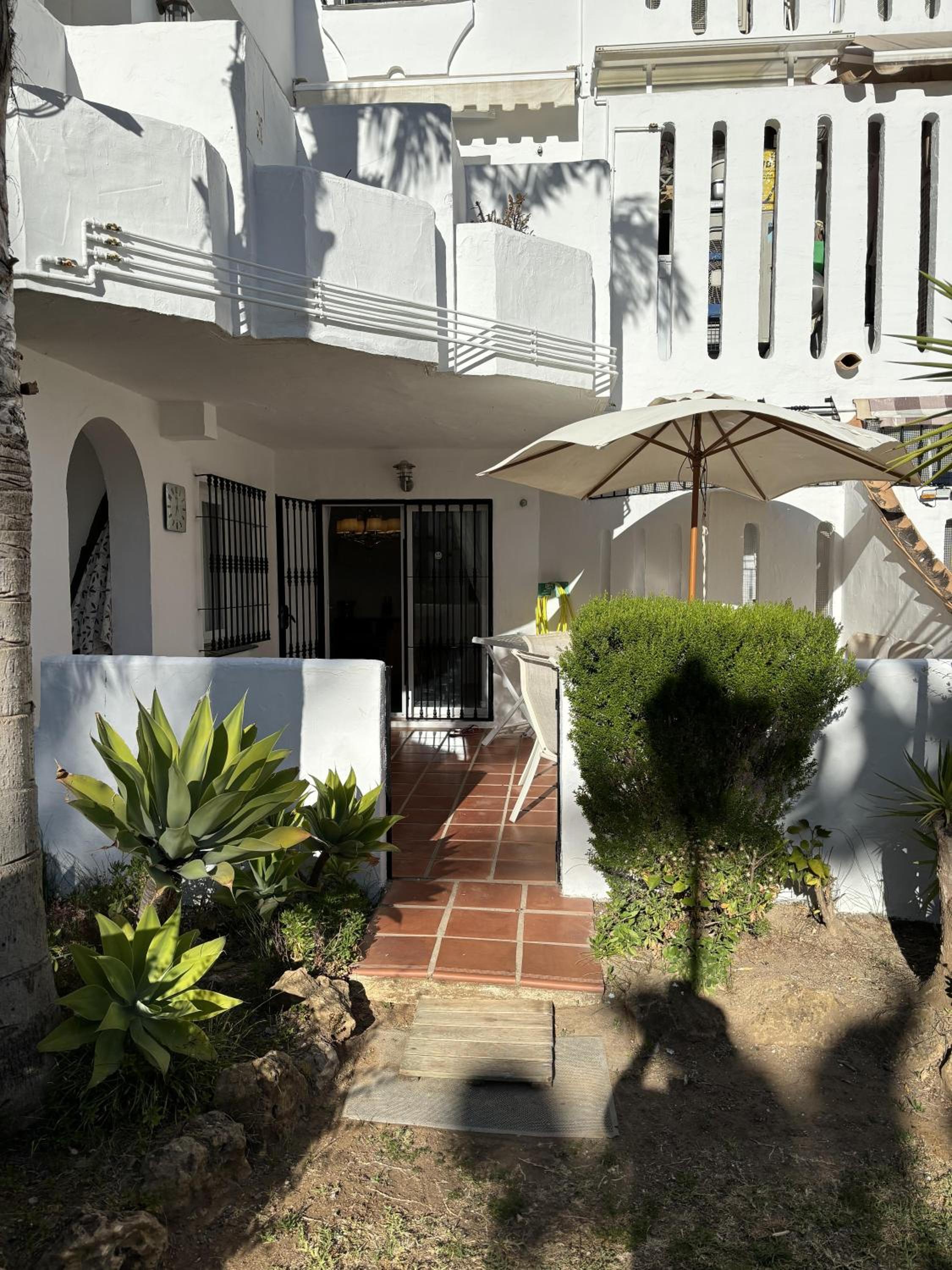 Beach Apartment - Sleeps 6 Pool & Private Terrace