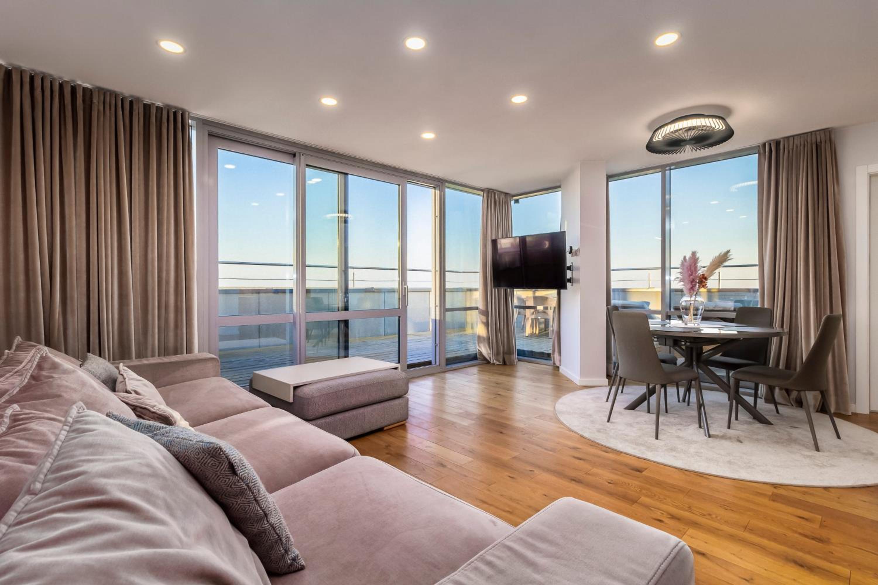 Elija Penthouse with Sea View & Terrace - Near Beach - Free Parking