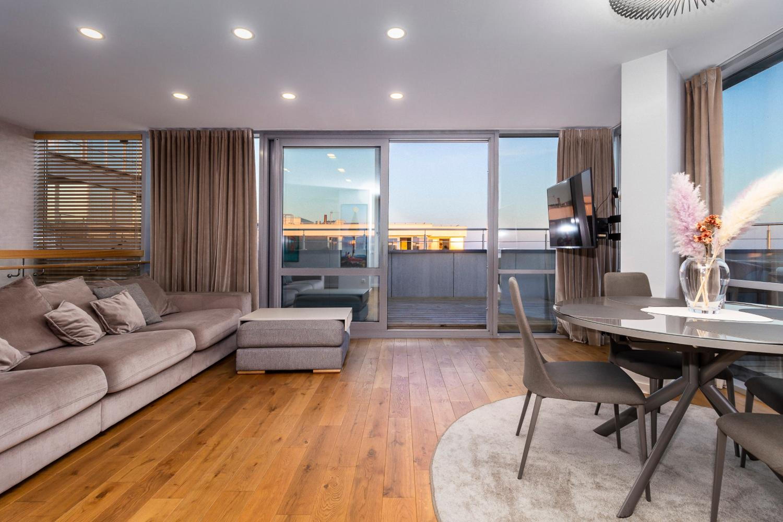 Elija Penthouse with Sea View & Terrace - Near Beach - Free Parking