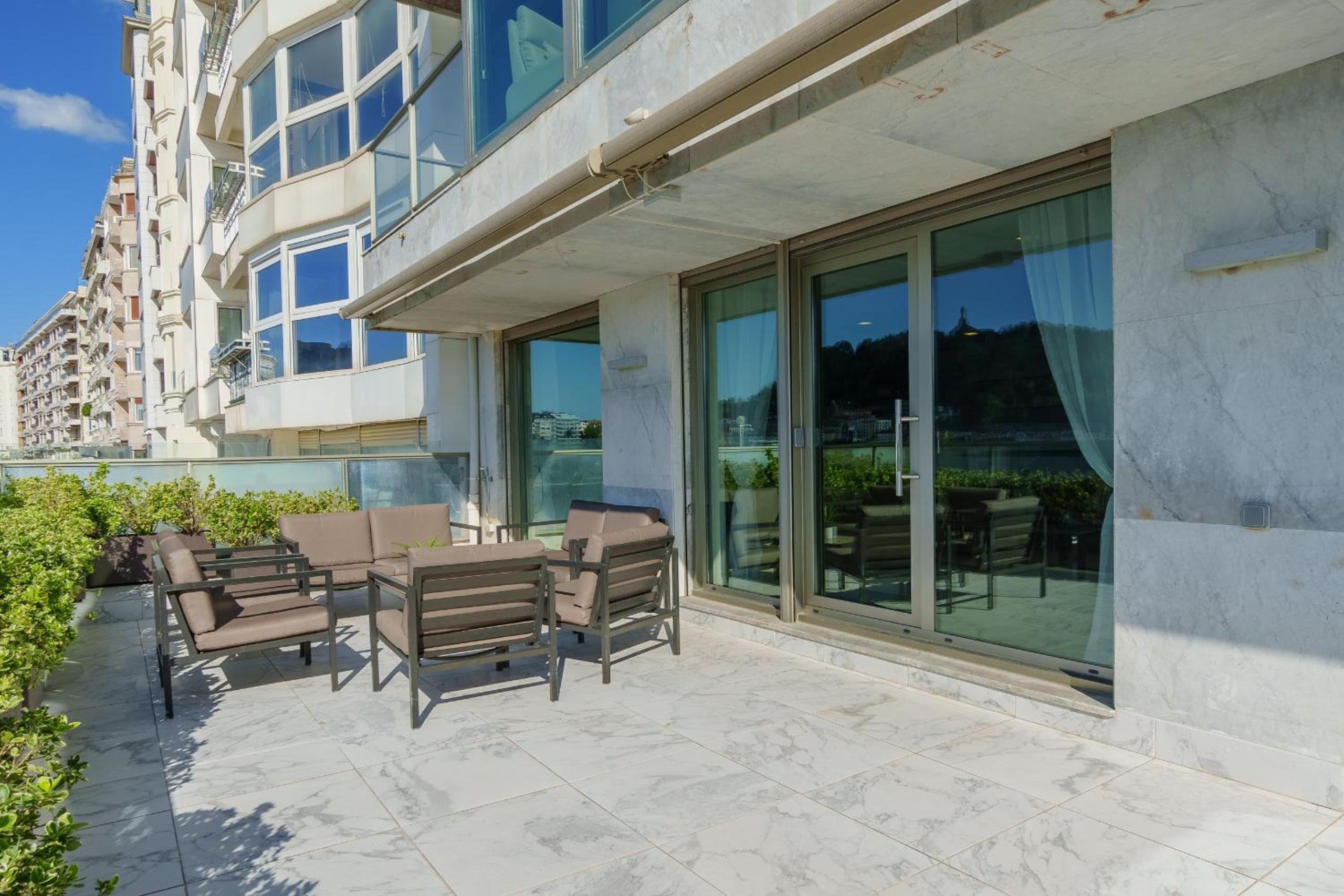 MONTHLY LA CONCHA BREEZE by SWEET HOME SAN SEBASTIAN