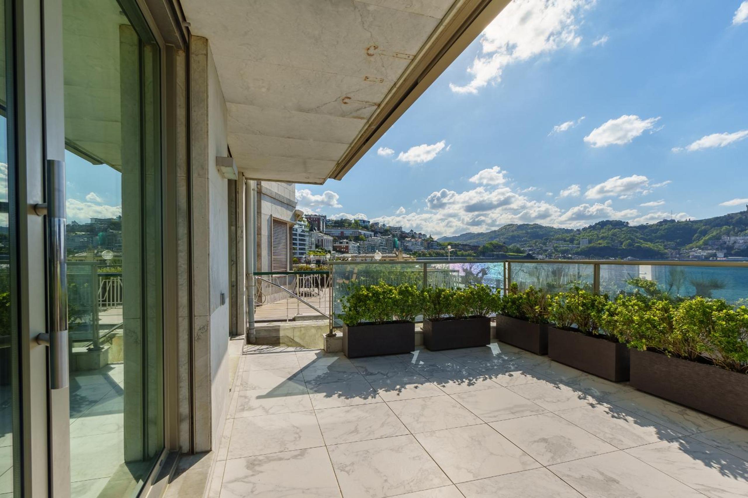 MONTHLY LA CONCHA BREEZE by SWEET HOME SAN SEBASTIAN