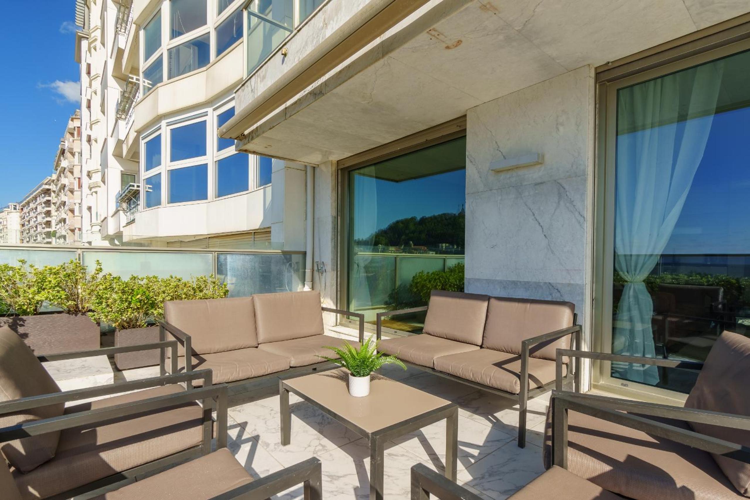 MONTHLY LA CONCHA BREEZE by SWEET HOME SAN SEBASTIAN