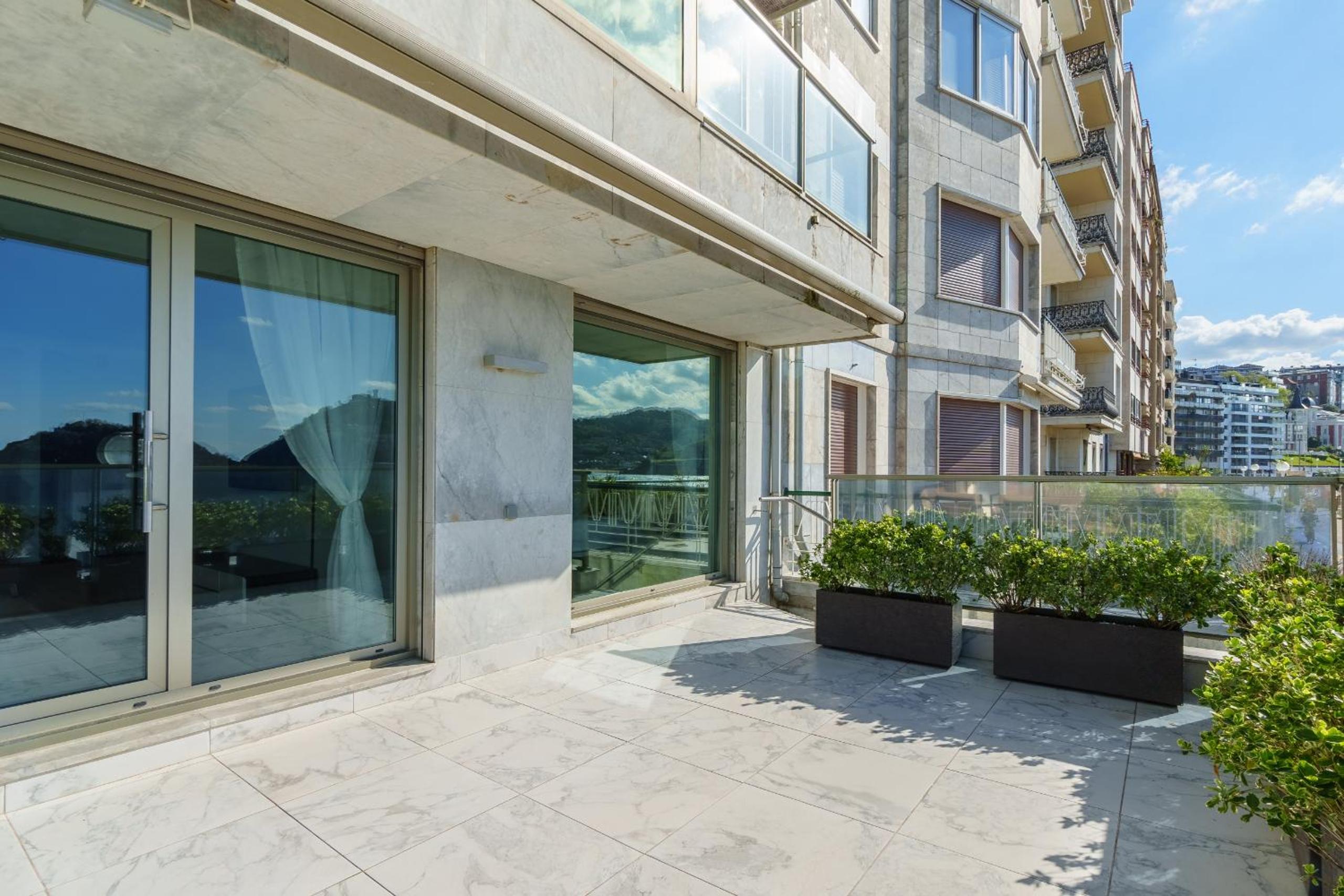 MONTHLY LA CONCHA BREEZE by SWEET HOME SAN SEBASTIAN