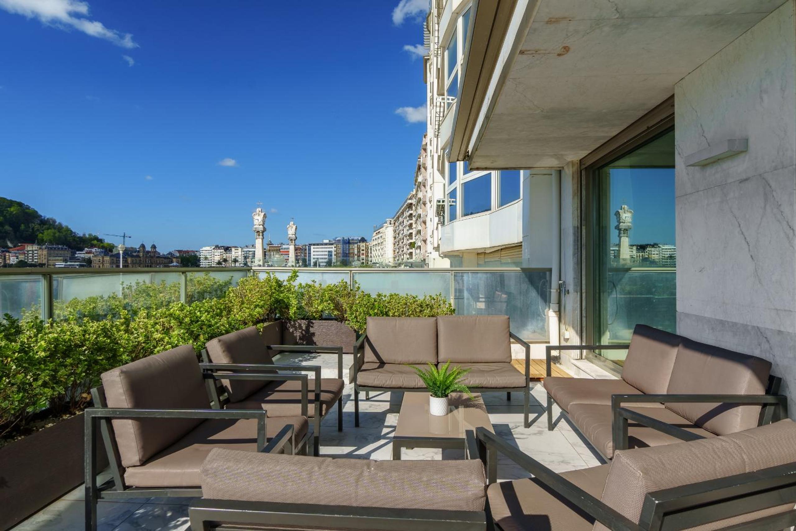 MONTHLY LA CONCHA BREEZE by SWEET HOME SAN SEBASTIAN