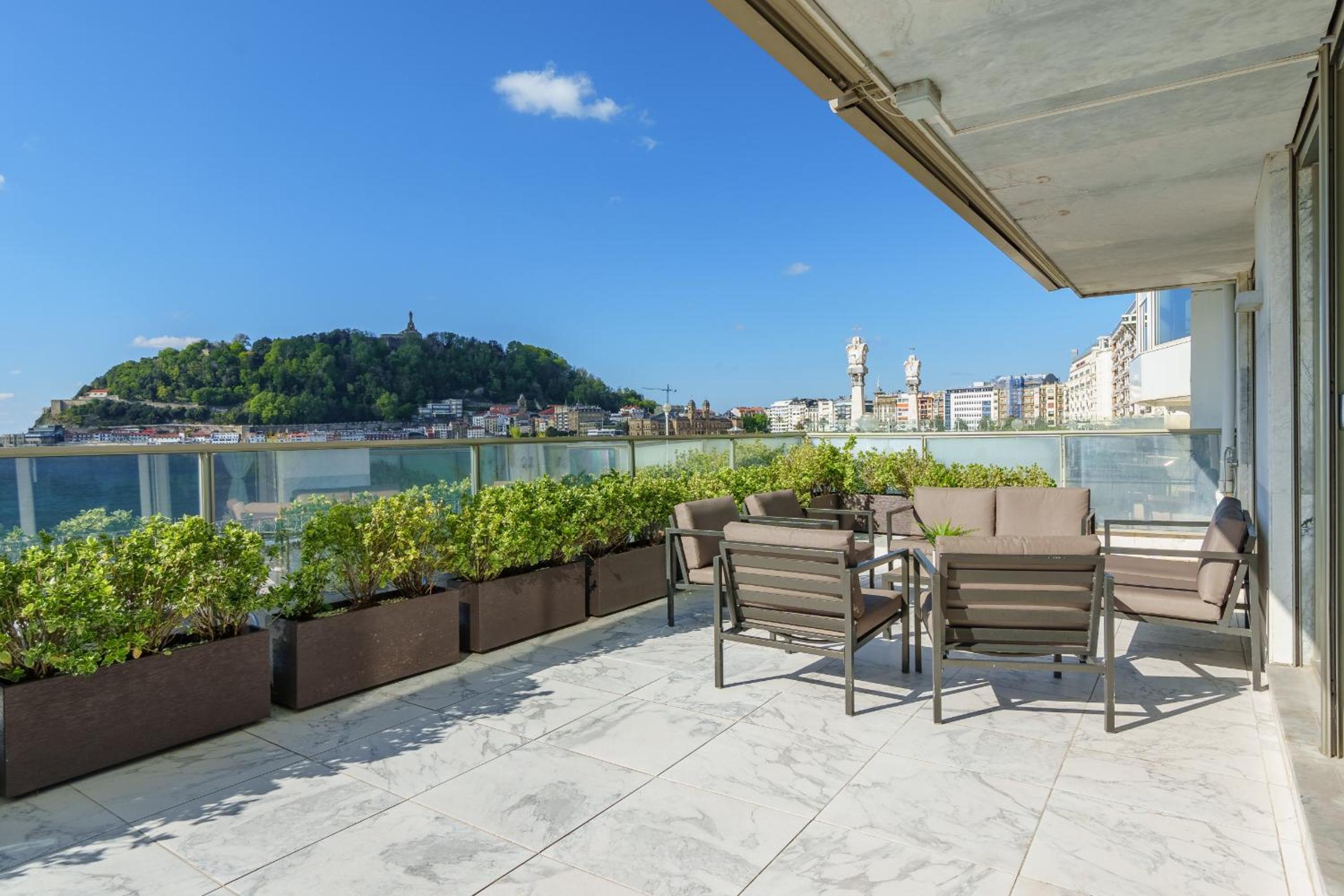 MONTHLY LA CONCHA BREEZE by SWEET HOME SAN SEBASTIAN