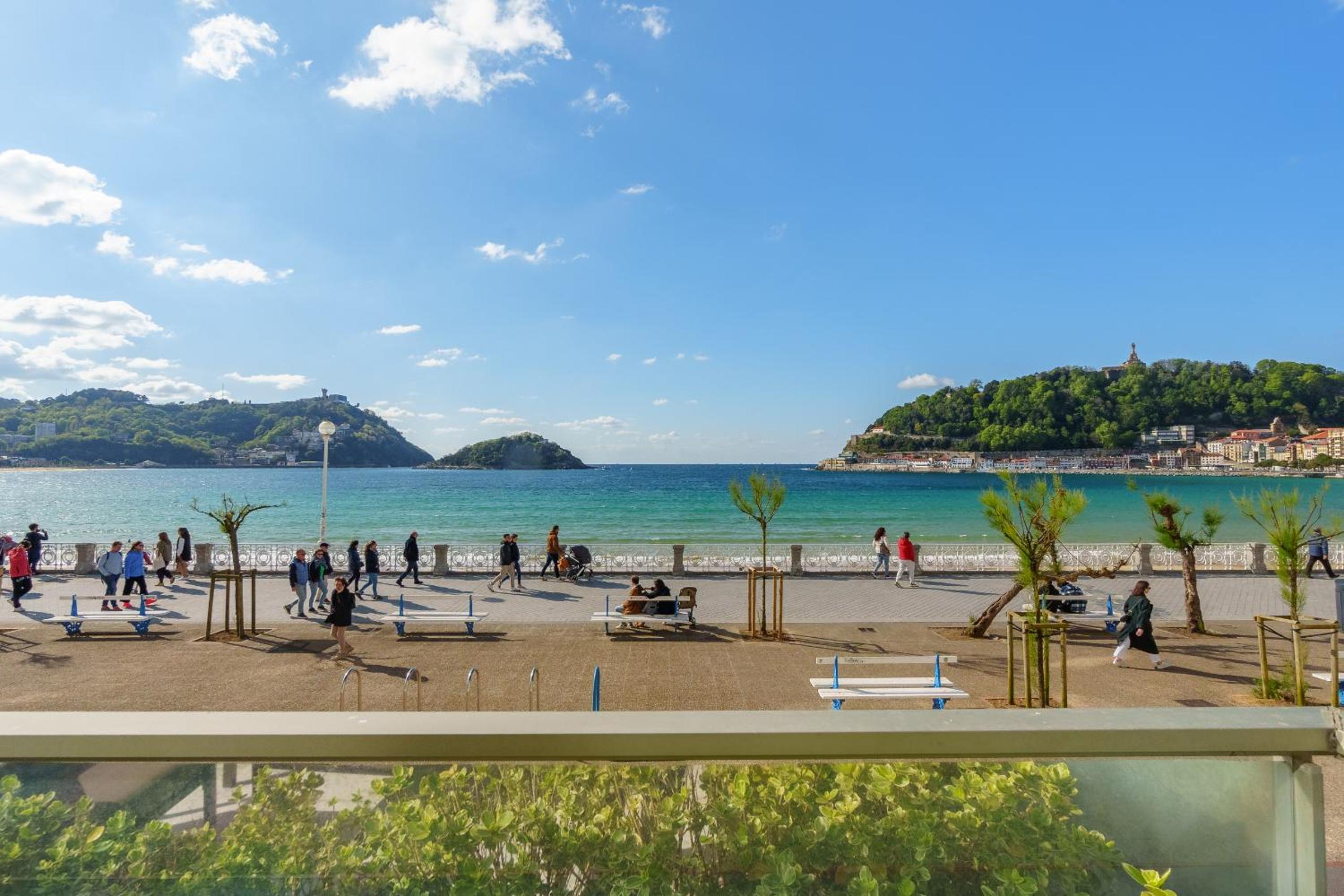 MONTHLY LA CONCHA BREEZE by SWEET HOME SAN SEBASTIAN