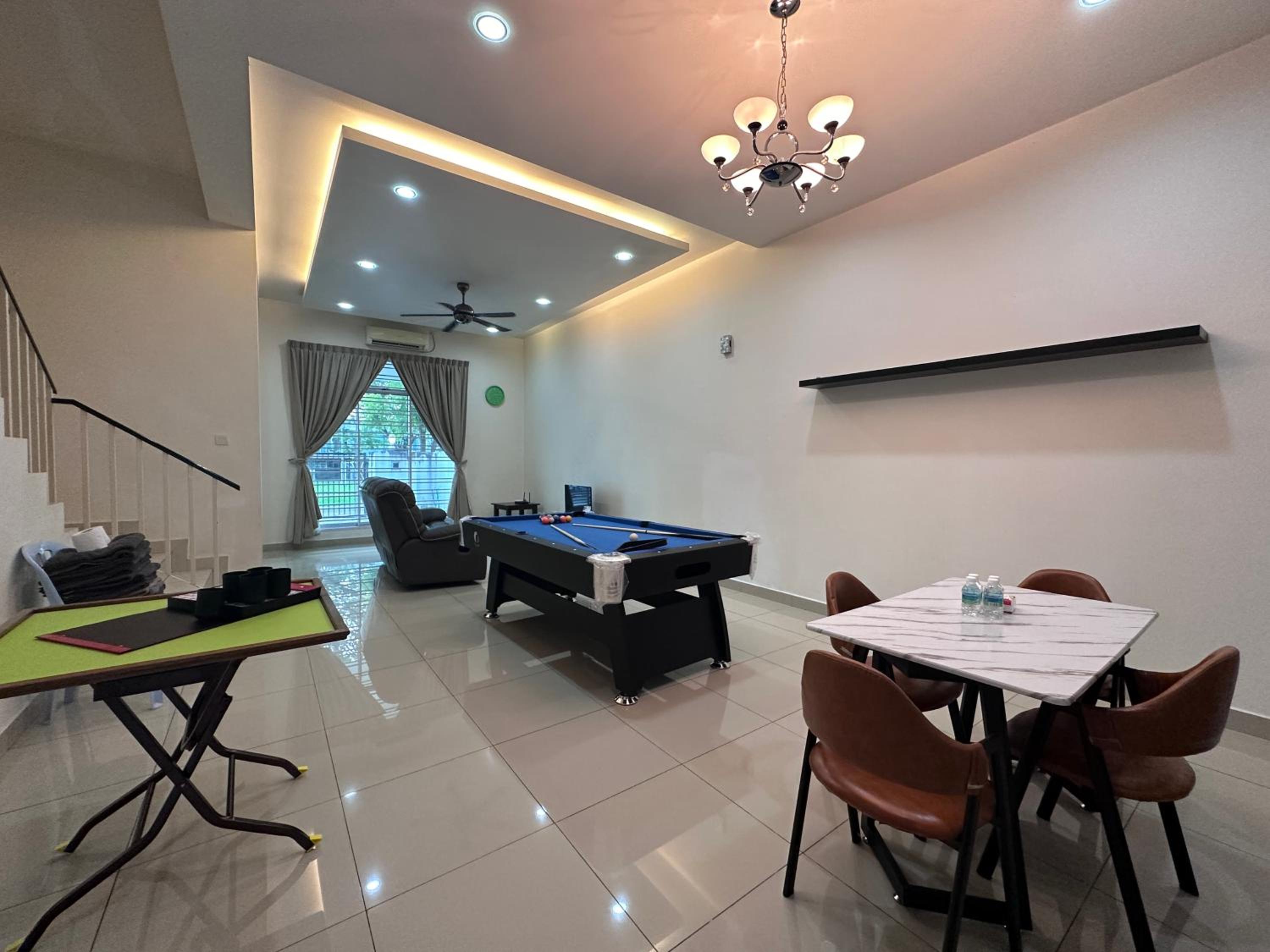 Austin Landed with Pool Table AR43