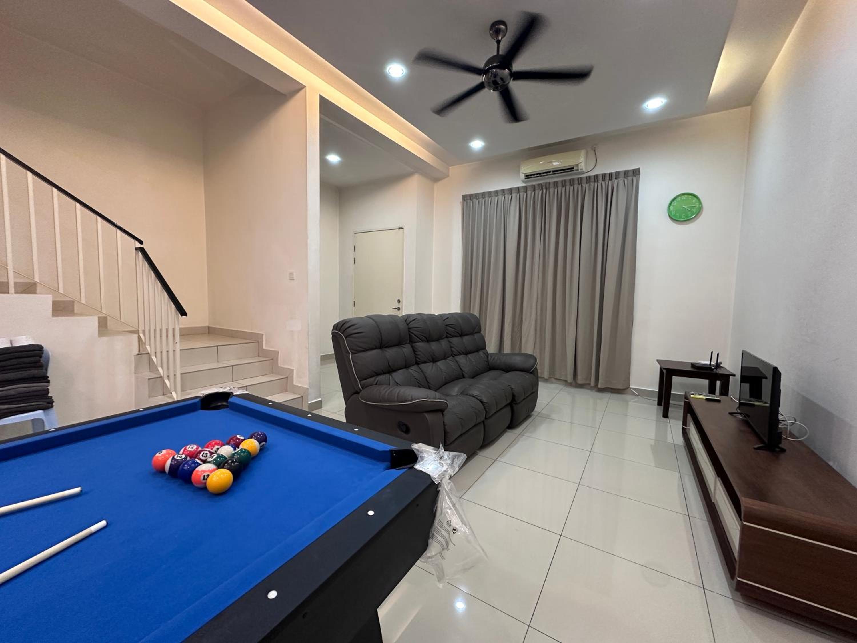 Austin Landed with Pool Table AR43