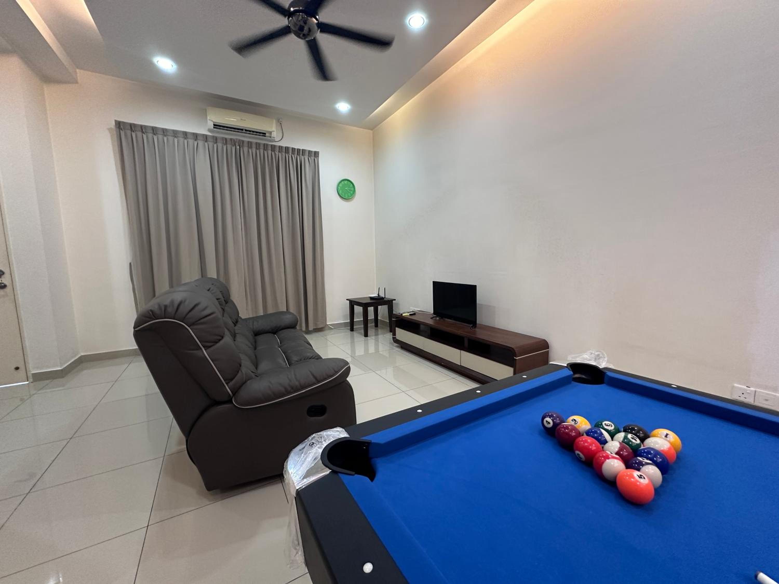 Austin Landed with Pool Table AR43