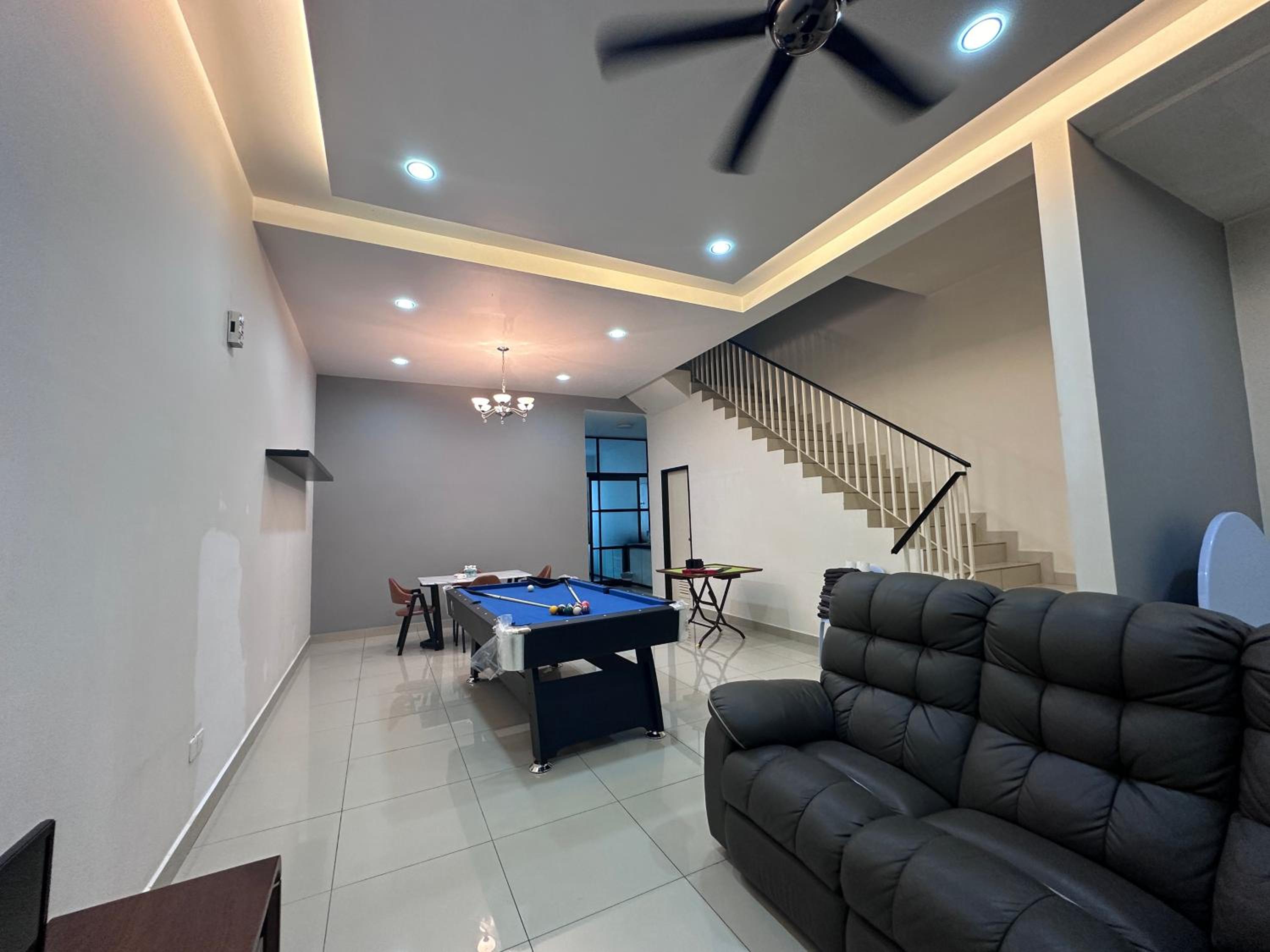 Austin Landed with Pool Table AR43