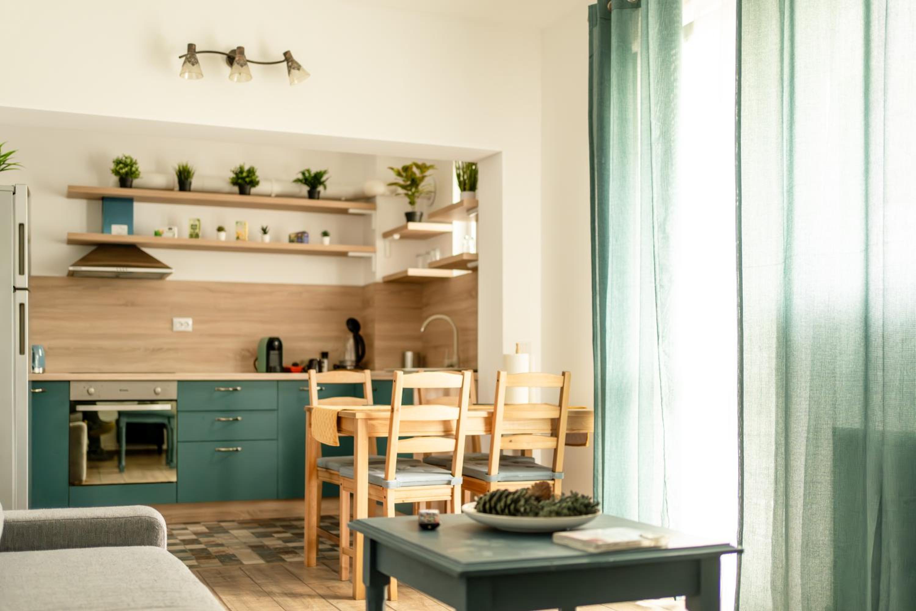 Dinvis Apartments