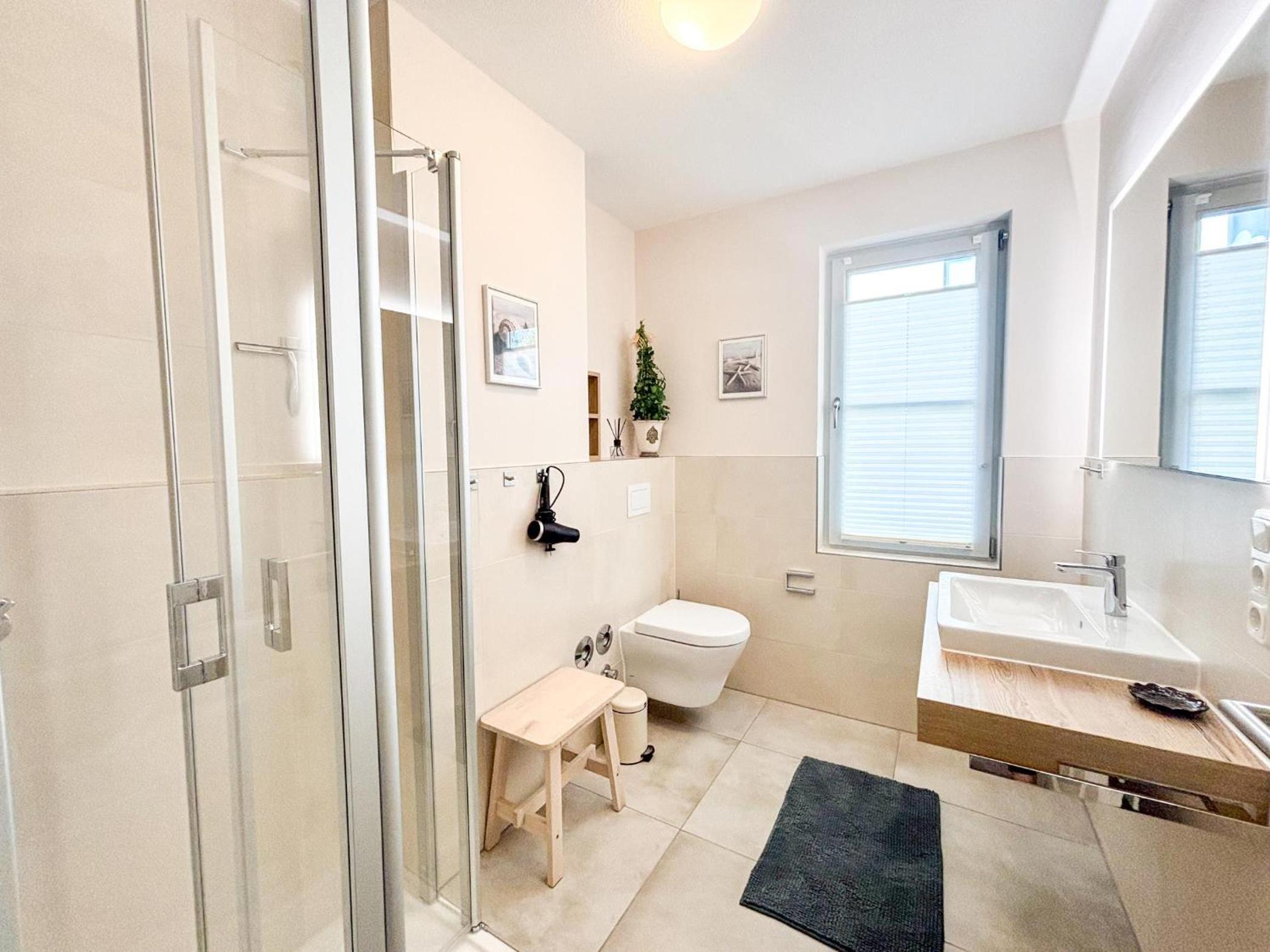 Großzügige Whg. mit verglaster Veranda, geschützter Terrasse