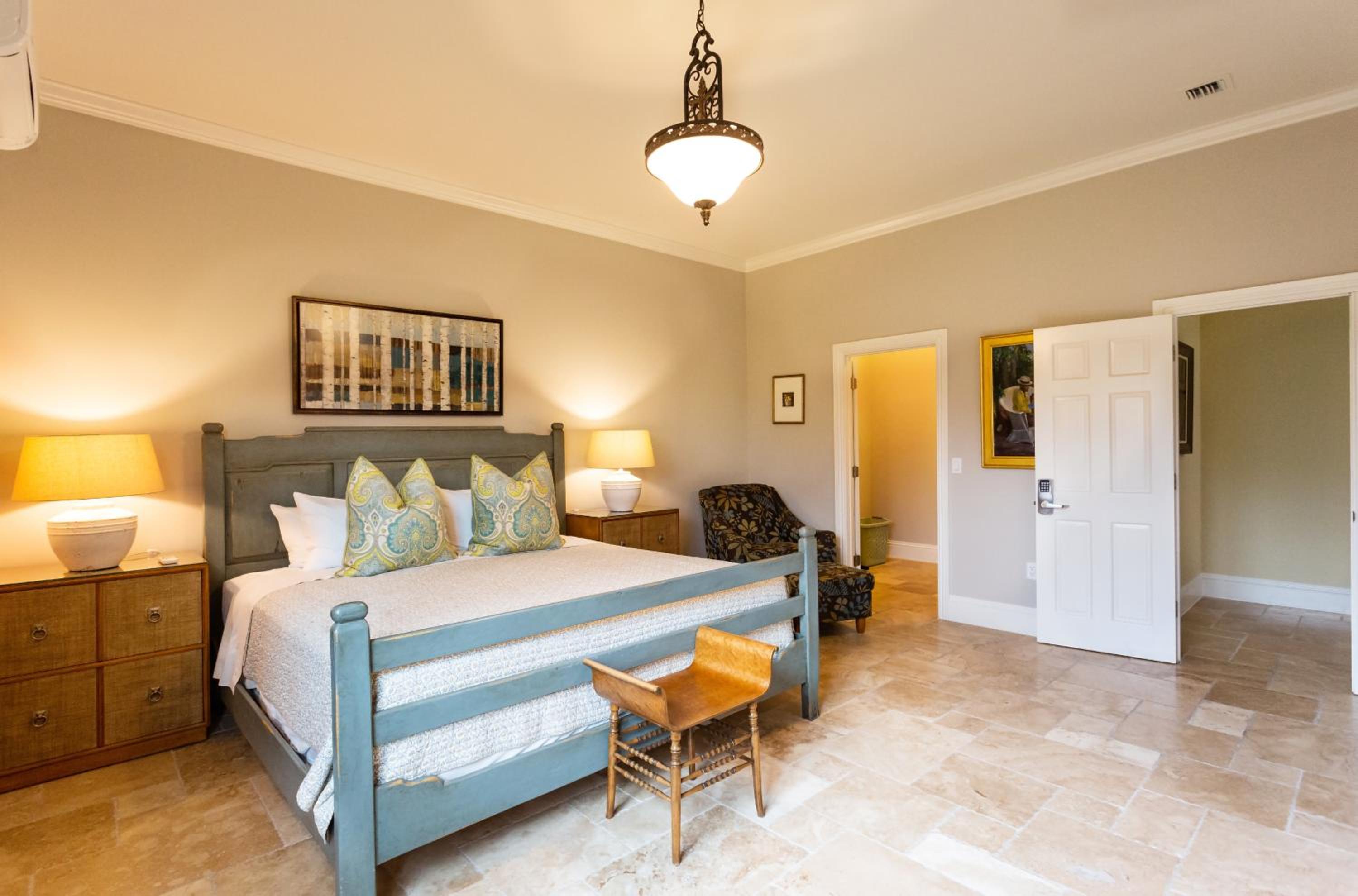 Knickerbocker Estate - Exclusive 9 BR Getaway in Naples! Enjoy Private Pool, Outdoor Dining and Expansive Grounds Experience Tranquility with Easy Access t view 2