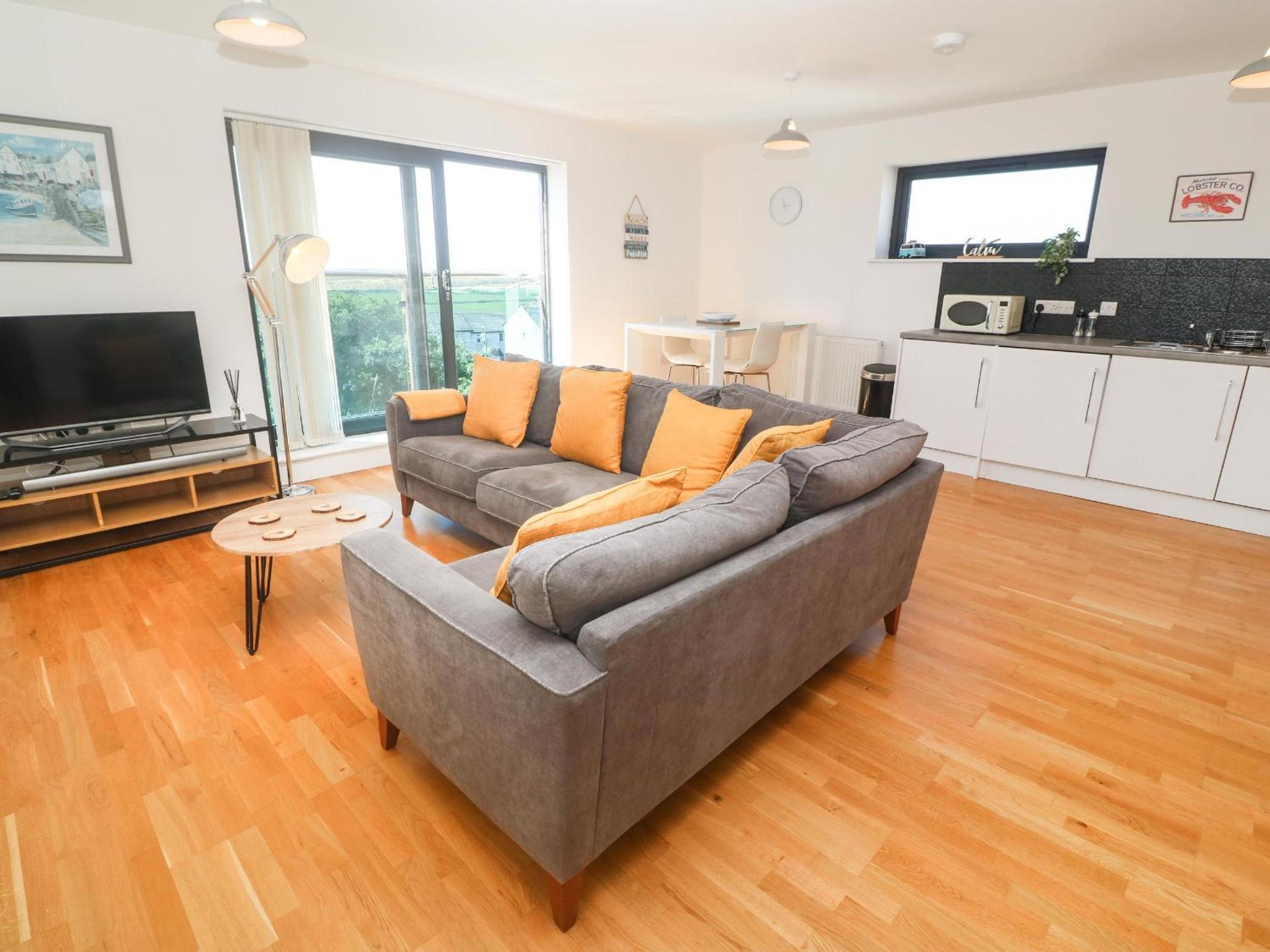 Newquay, Beach Charm and Town Vibes with Parking view 5