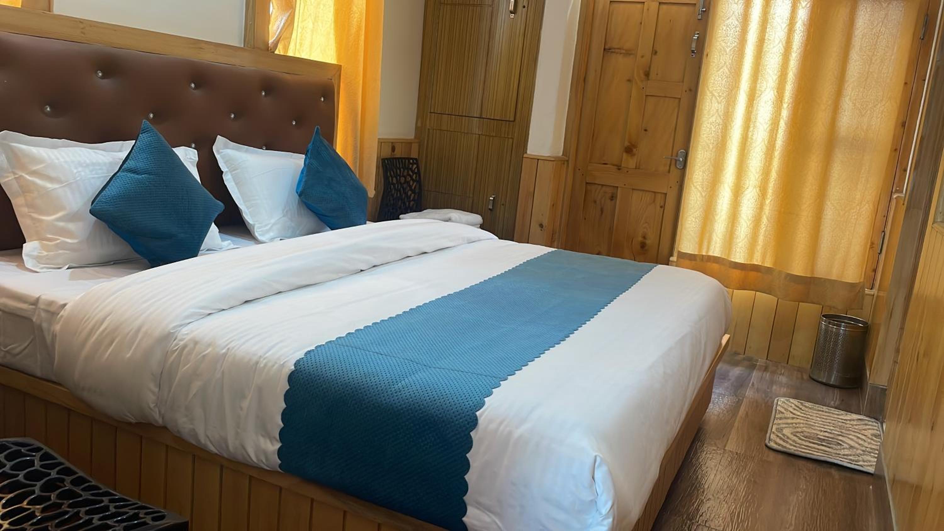 Hotel Diwan Sachpass Himalayan Brothers