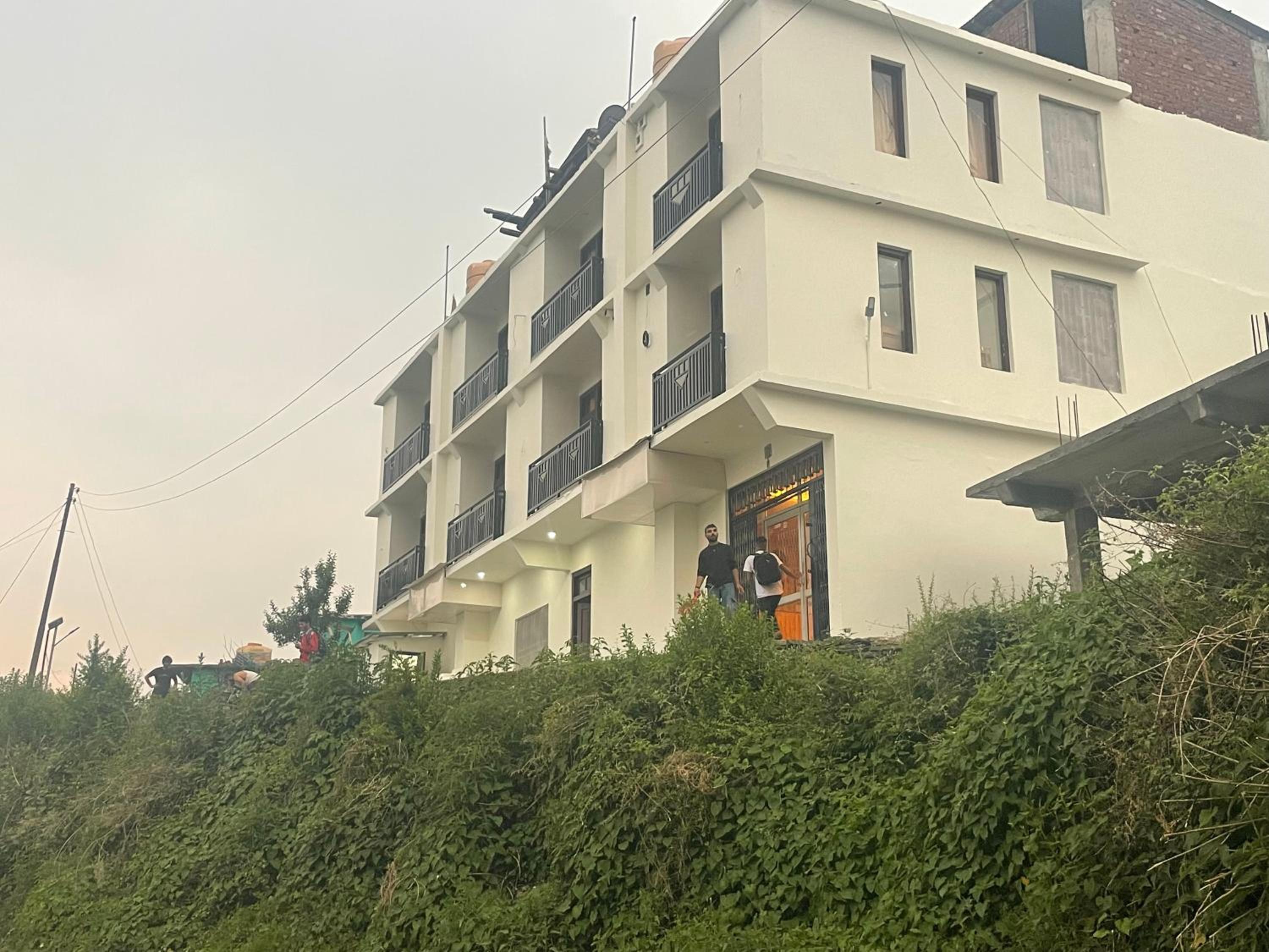 Hotel Diwan Sachpass Himalayan Brothers