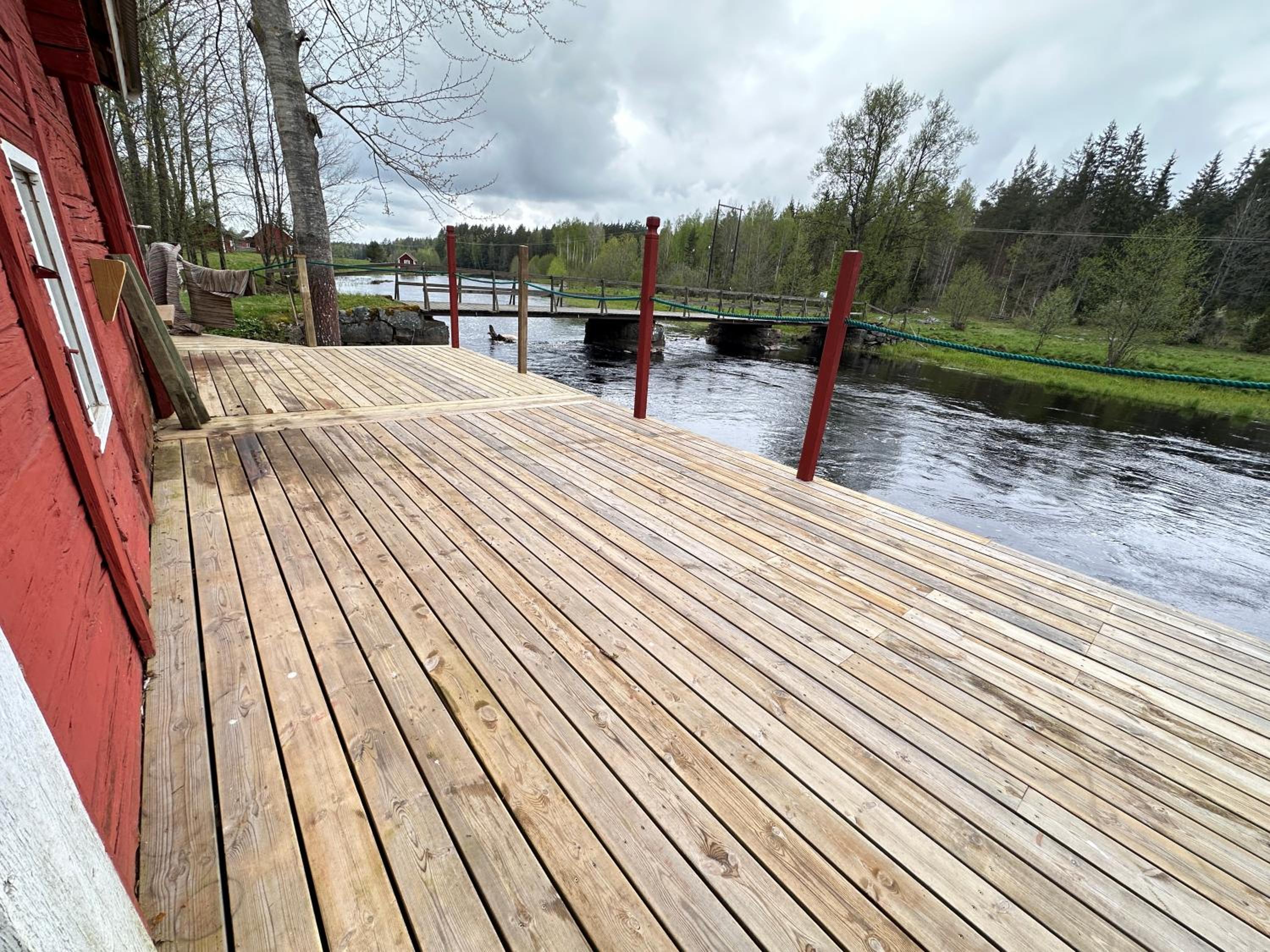 Cosy river house view 3