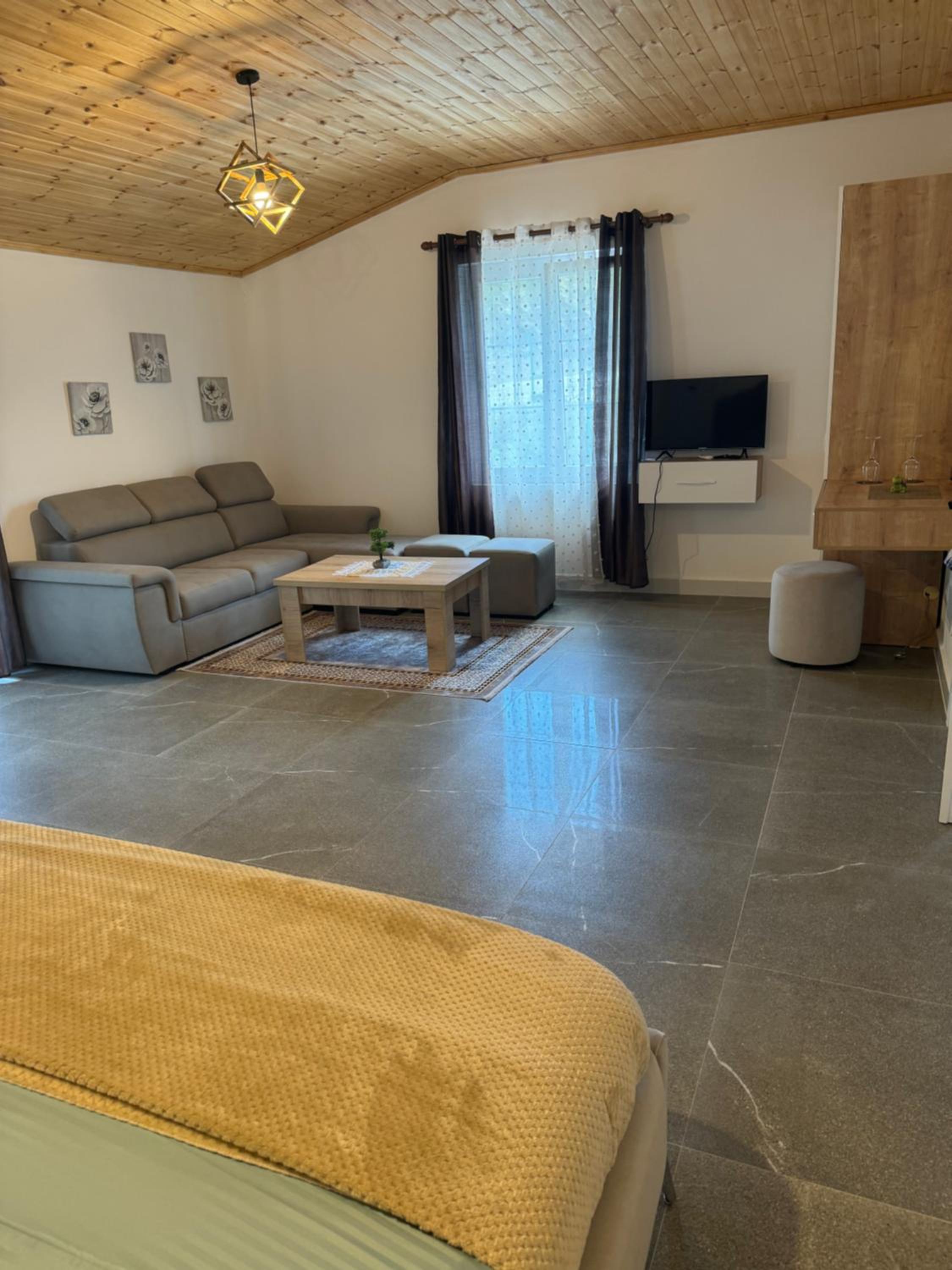 Qyteza Guest House & Camping