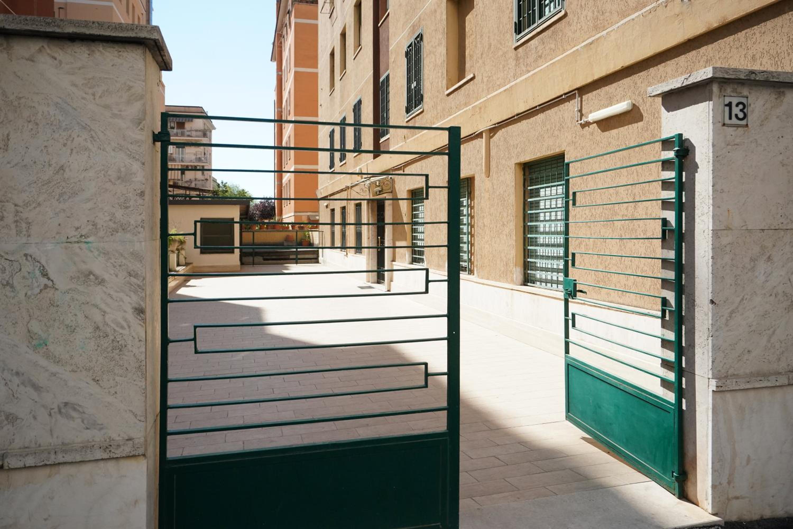 Peaceful 2 Bedrooms with patio, near Metro A