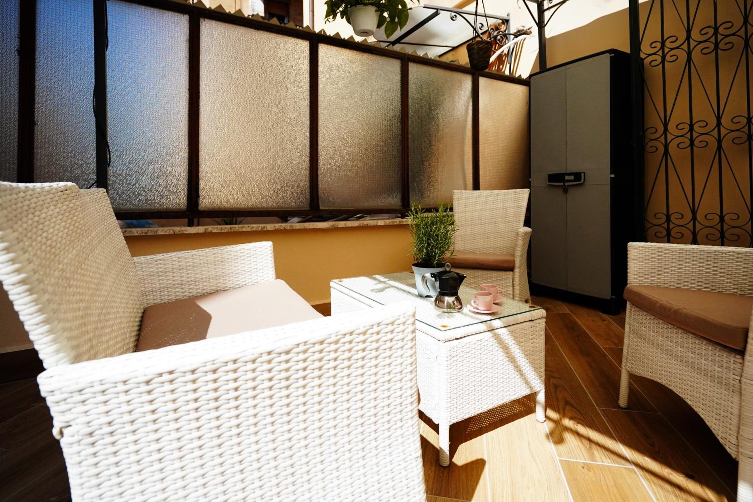 Peaceful 2 Bedrooms with patio, near Metro A