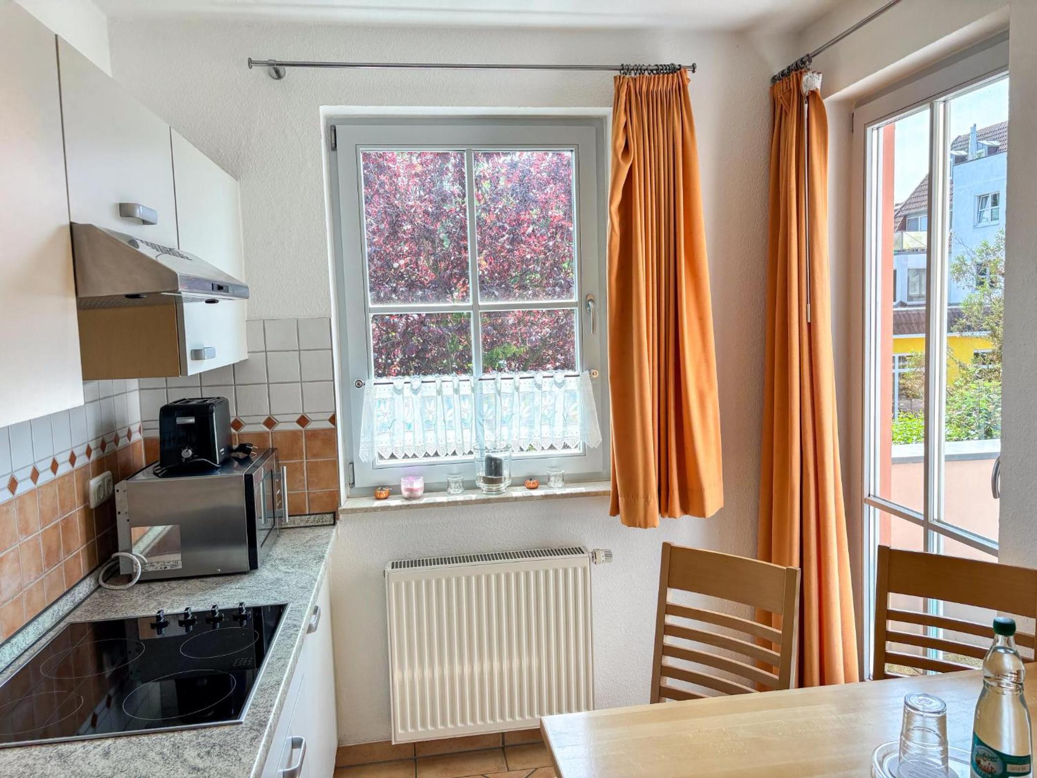 Helle Fewo in toller Lage mit Badewanne und Balkon