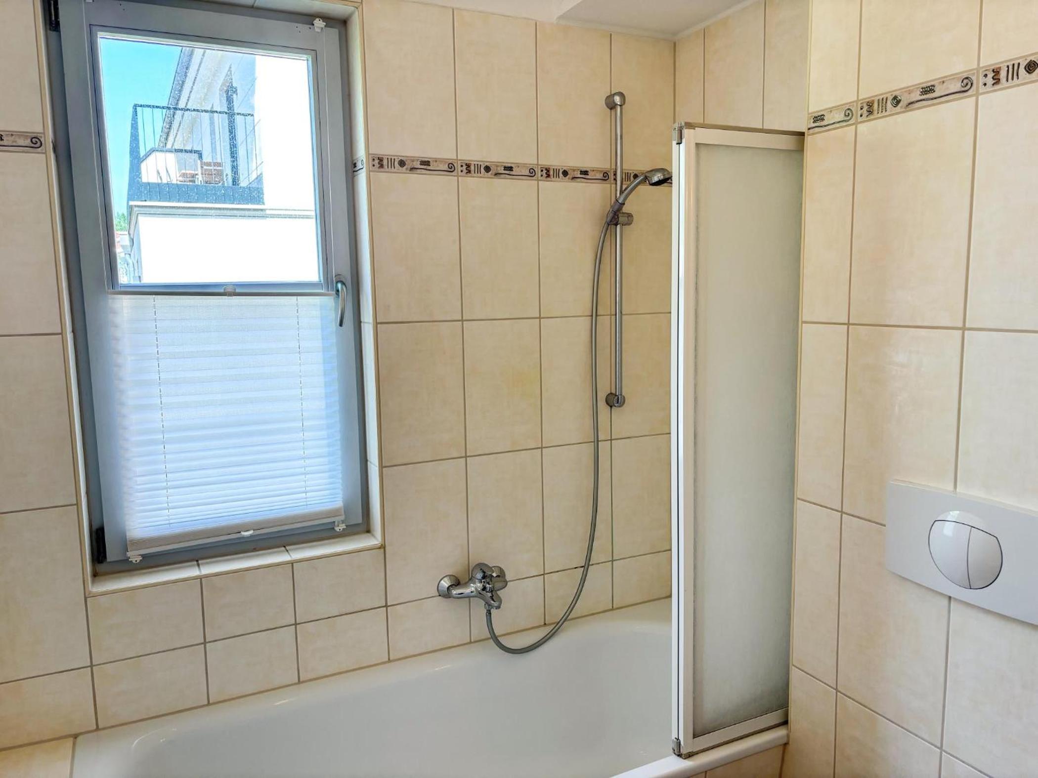 Helle Fewo in toller Lage mit Badewanne und Balkon