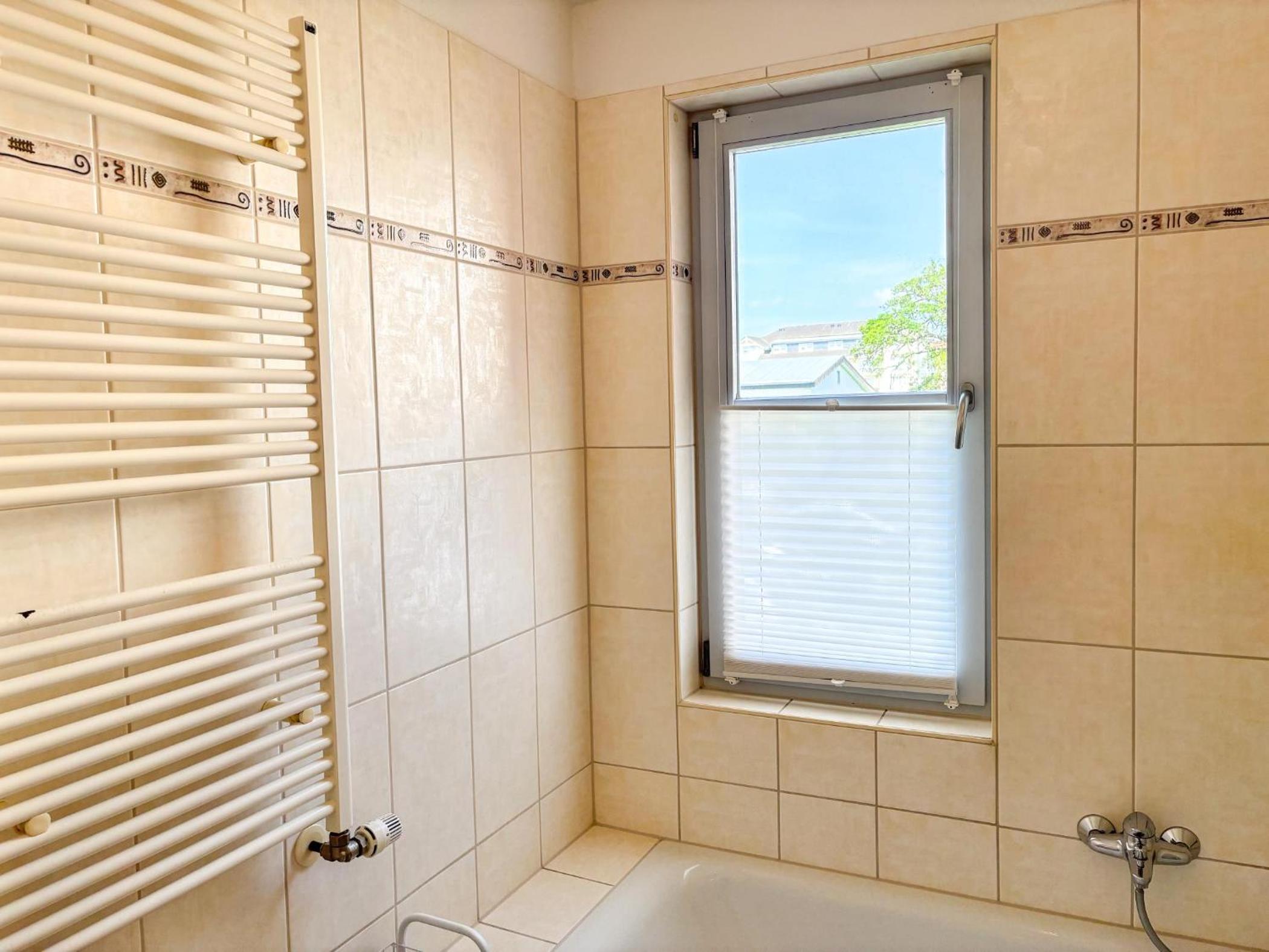 Helle Fewo in toller Lage mit Badewanne und Balkon