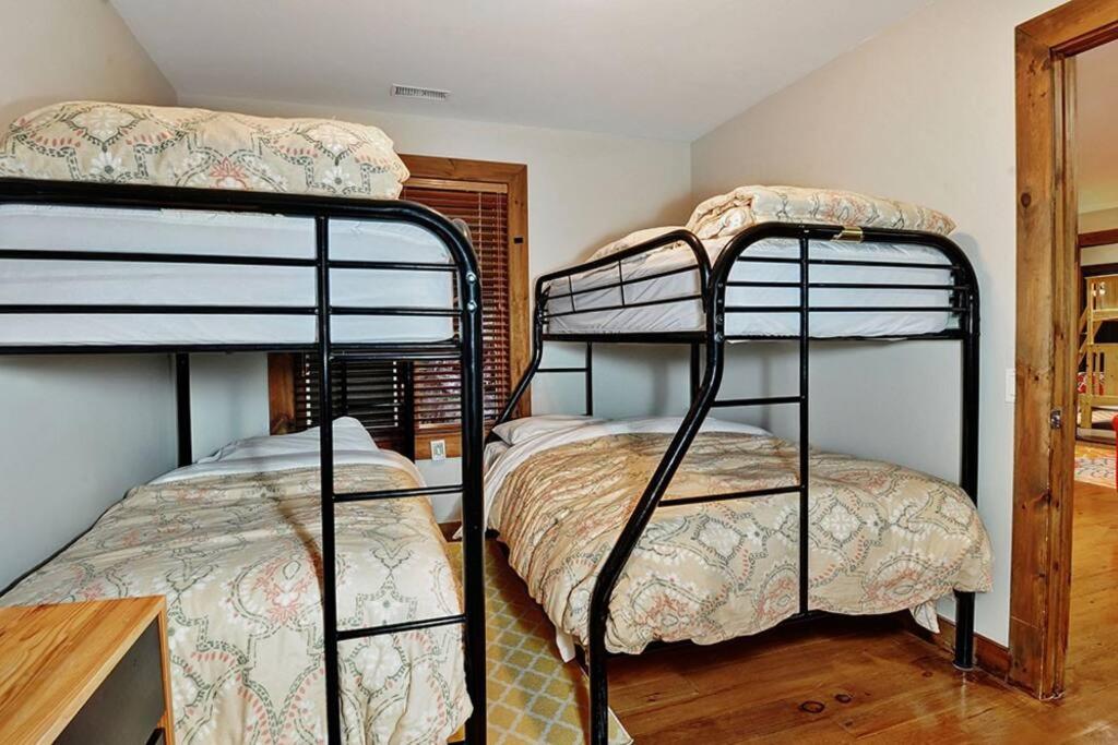 Beautiful 5 Bedroom Chalet for Rent in Stoneham