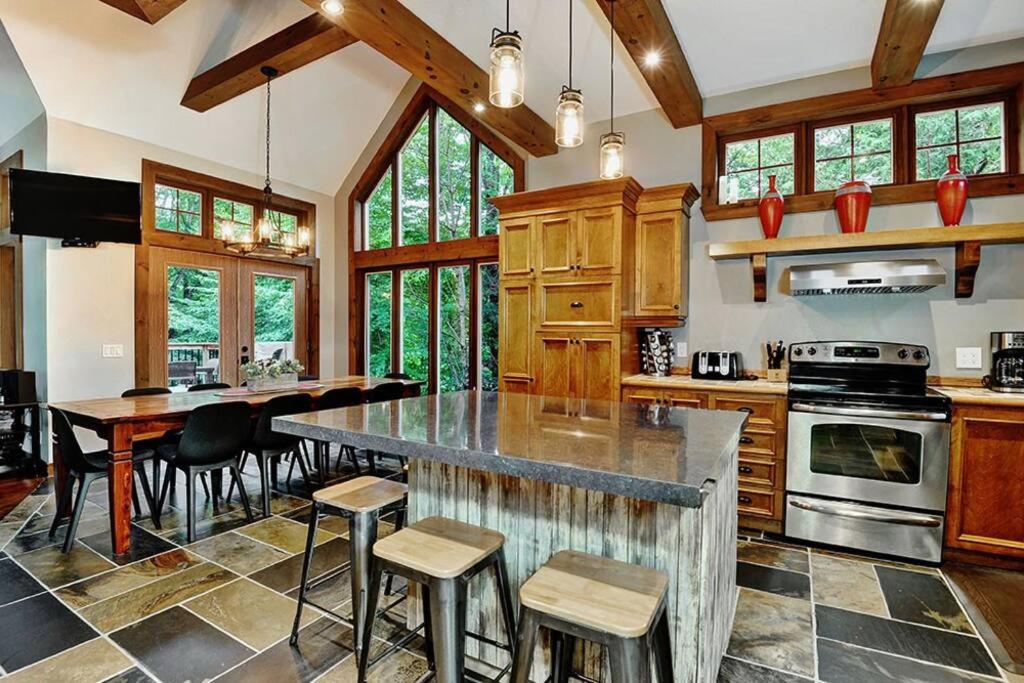 Beautiful 5 Bedroom Chalet for Rent in Stoneham