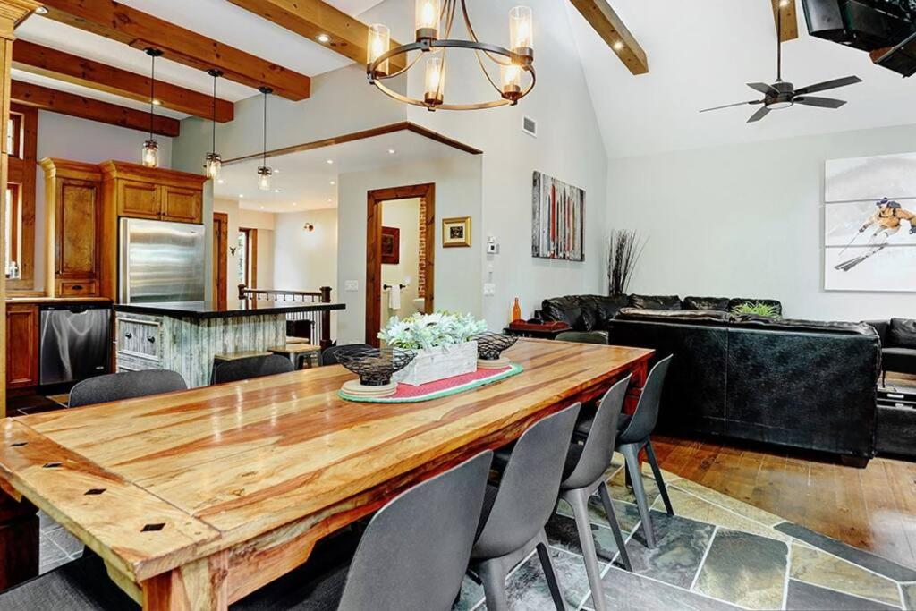 Beautiful 5 Bedroom Chalet for Rent in Stoneham
