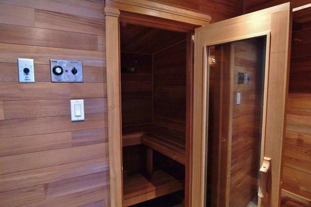 Beautiful 5 Bedroom Chalet for Rent in Stoneham