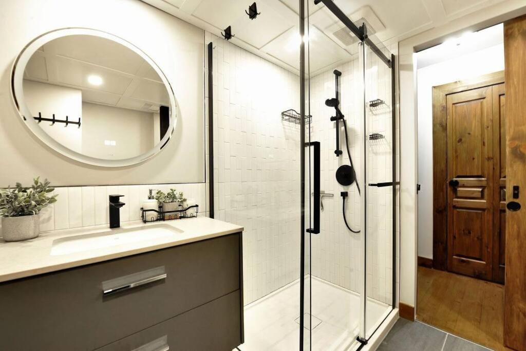 Beautiful 5 Bedroom Chalet for Rent in Stoneham
