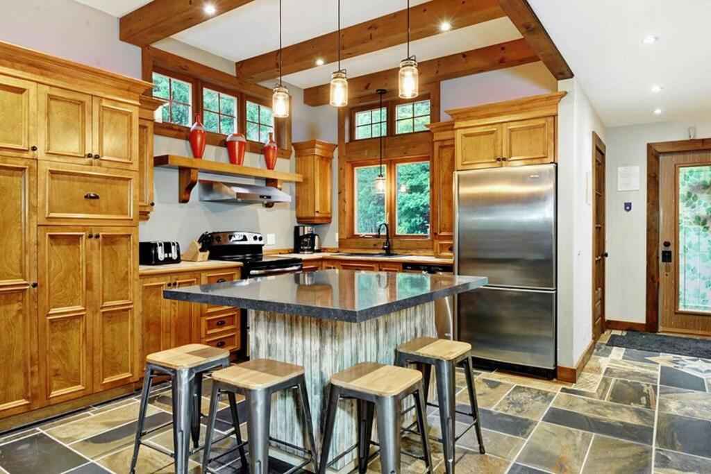Beautiful 5 Bedroom Chalet for Rent in Stoneham
