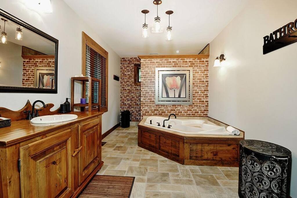 Beautiful 5 Bedroom Chalet for Rent in Stoneham
