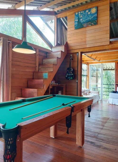 Casa na Árvore com lareira trilhas e cachoeira