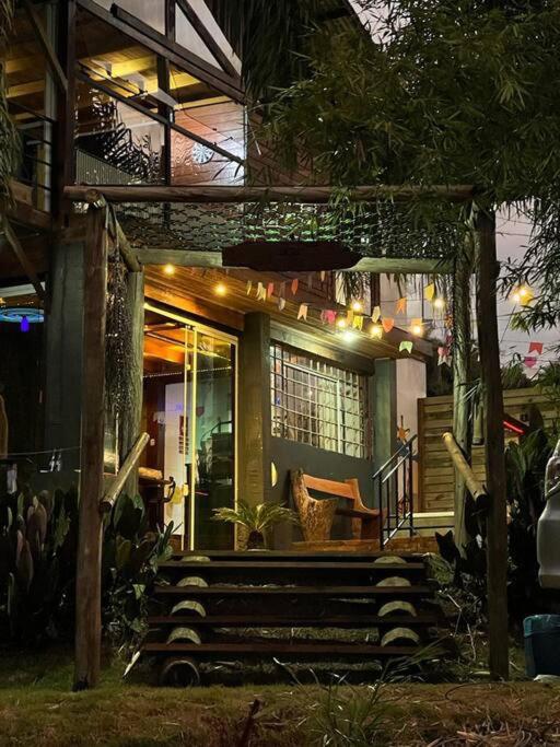 Casa na Árvore com lareira trilhas e cachoeira