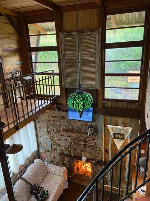 Casa na Árvore com lareira trilhas e cachoeira
