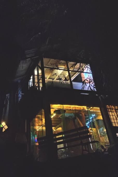 Casa na Árvore com lareira trilhas e cachoeira