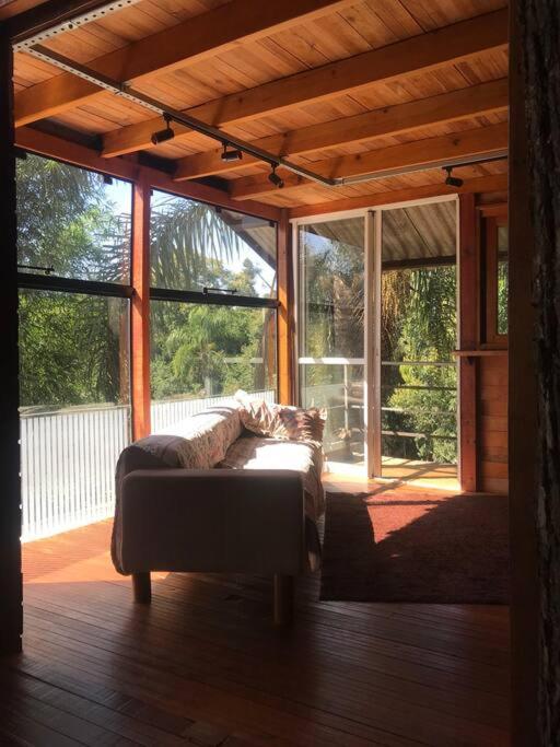 Casa na Árvore com lareira trilhas e cachoeira