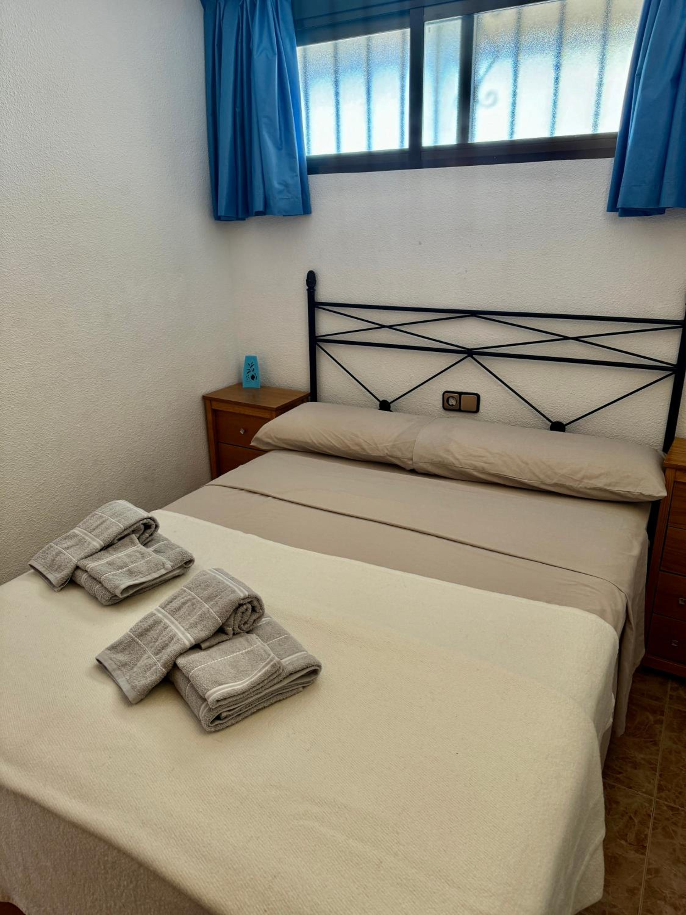 Apartament piscis en Benidorm, 1 min playa levante, Wi-Fi, AC y parking