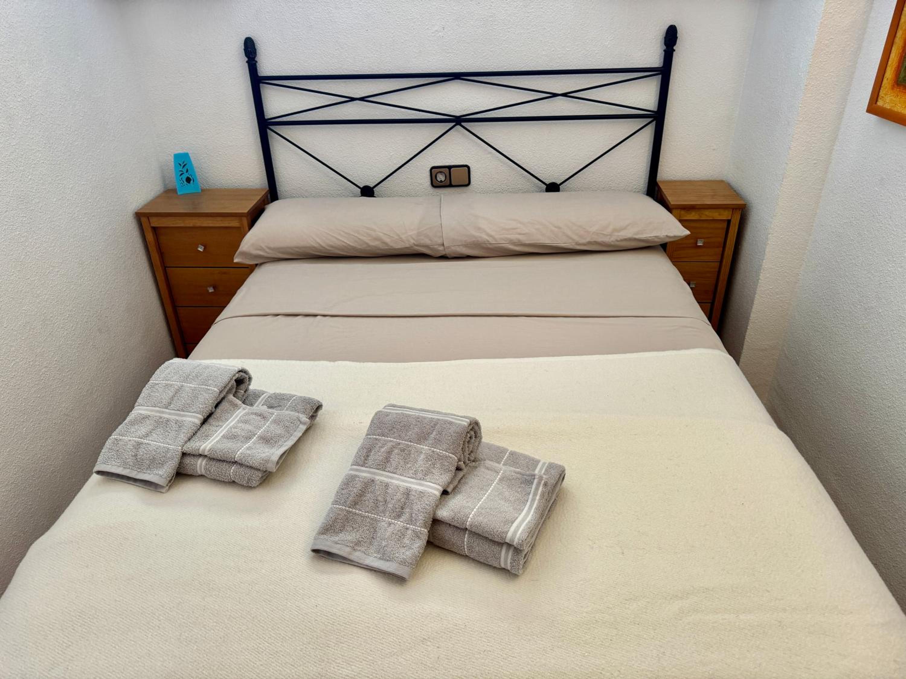 Apartament piscis en Benidorm, 1 min playa levante, Wi-Fi, AC y parking
